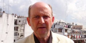 Mann i kvit dressjakke