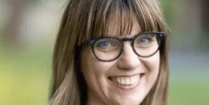 Kvinne med briller og turkis gensar