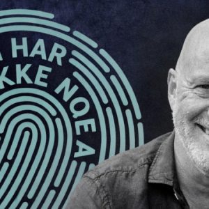 Mann i svart/kvitt med bakgrunn som består av fingeravtrykk