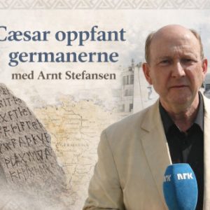 Mann med mikrofon som det står NRK på