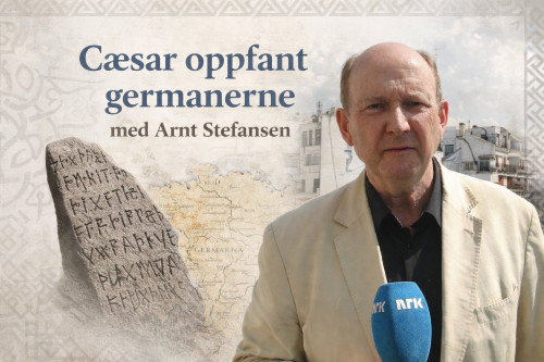 Mann med mikrofon som det står NRK på