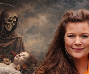 Kvinne med det som er skildra som mannen med ljåen og ung kvinne bak