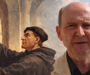 Mann med Luther og tesene i bakgrunnen