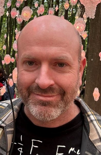 Mann med blomstrete bakgrunn