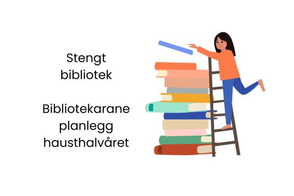 Dame som klatrer i stige for å legge på plass bøker