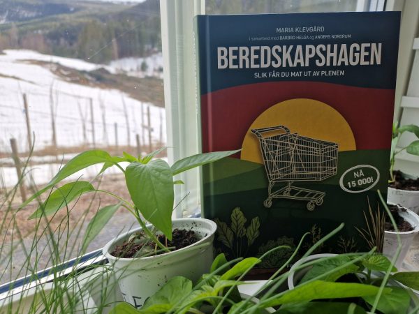 Bok med plante foran