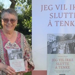 Kvinne med bok og rollup