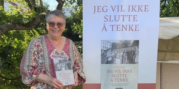 Kvinne med bok og rollup