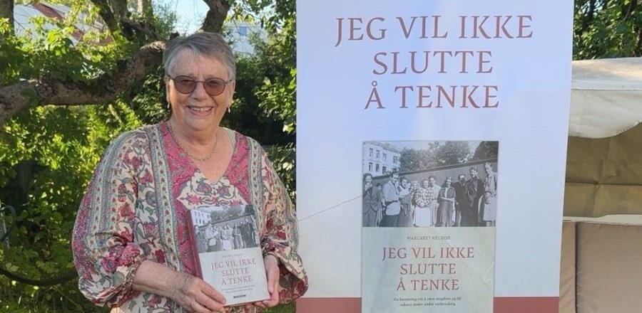 Kvinne med bok og rollup