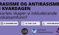 Bildet er en plakat for et dialogmøte om rasisme og antirasisme i hverdagen, med fokus på hvordan man kan skape inkluderende lokalsamfunn. Arrangementet finner sted 12. november 2026 fra kl. 19:00 til 21:00 på Stryn bibliotek. Plakaten har illustrasjoner av mennesker med ulik etnisk bakgrunn og viser logoene til Likestillingssenteret på Vestlandet, Vestland fylkeskommune og Stryn bibliotek.
