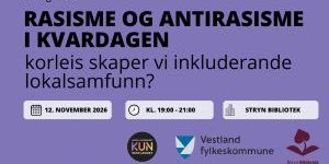 Bildet er en plakat for et dialogmøte om rasisme og antirasisme i hverdagen, med fokus på hvordan man kan skape inkluderende lokalsamfunn. Arrangementet finner sted 12. november 2026 fra kl. 19:00 til 21:00 på Stryn bibliotek. Plakaten har illustrasjoner av mennesker med ulik etnisk bakgrunn og viser logoene til Likestillingssenteret på Vestlandet, Vestland fylkeskommune og Stryn bibliotek.